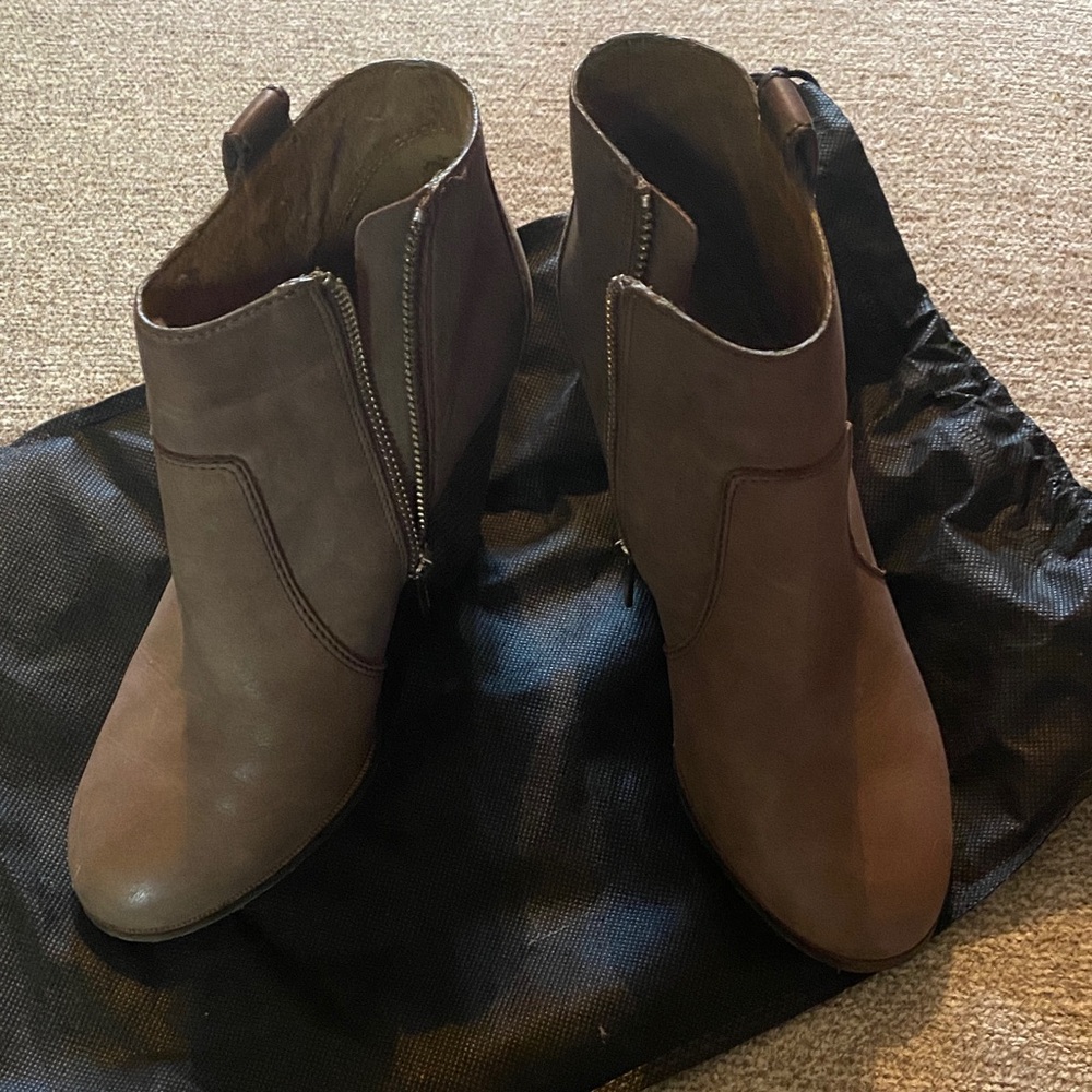 🏷️🌟CLOSET CLOSEOUT 👋 Coach Dark Brown Ankle Booties